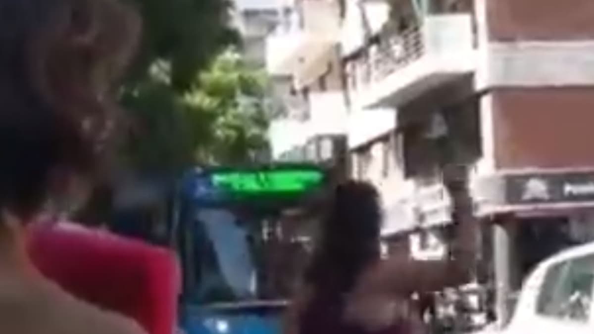 VIDEO: Le lanza piedras a un autobús por llegar con retraso: 'se demoró mucho'