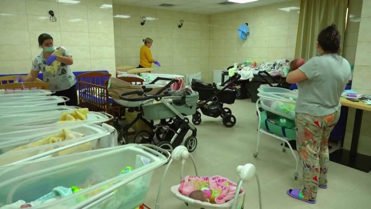 21 bebés nacidos por gestación subrogada se encuentran en un sótano de Kyiv