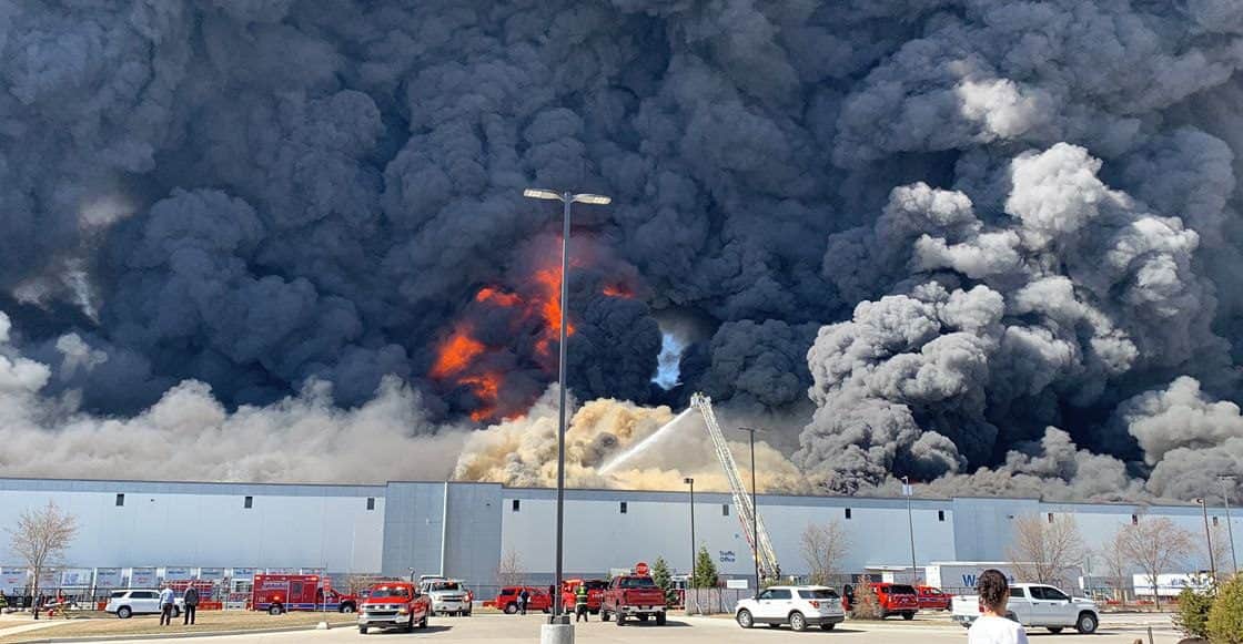 Incendio consume almacén de Walmart cerca del aeropuerto de Indianápolis