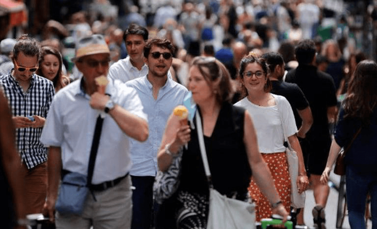 Francia le pone FIN al cubrebocas y al pasaporte sanitario