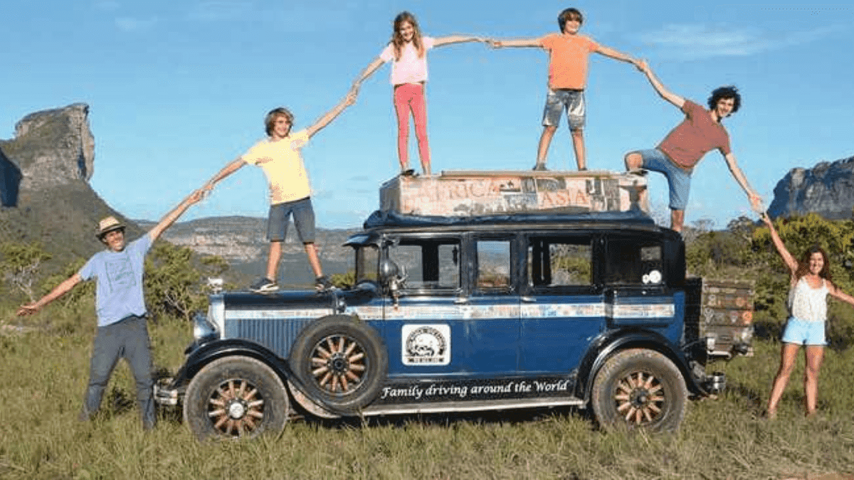 Familia argentina concluye viaje de 22 años; vuelve a casa en auto de 1928