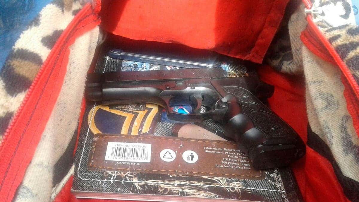 Detienen a un niño de 7 años por llevar una pistola a la escuela