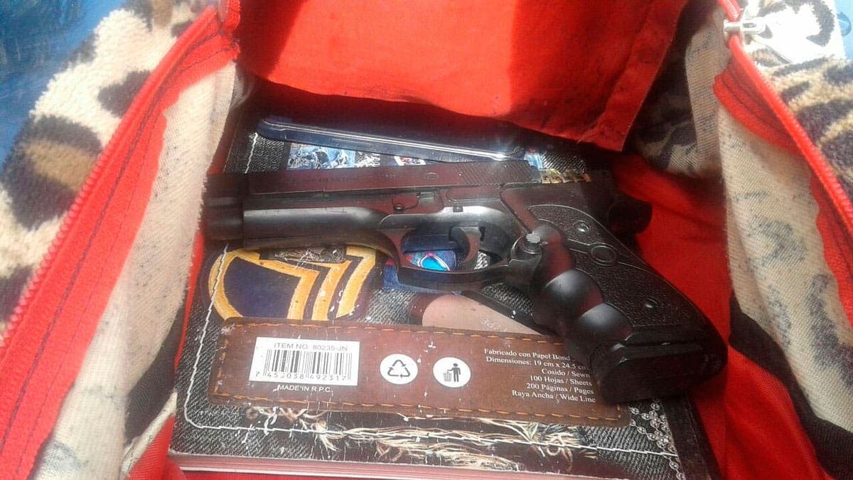 Detienen a un niño de 7 años por llevar una pistola a la escuela