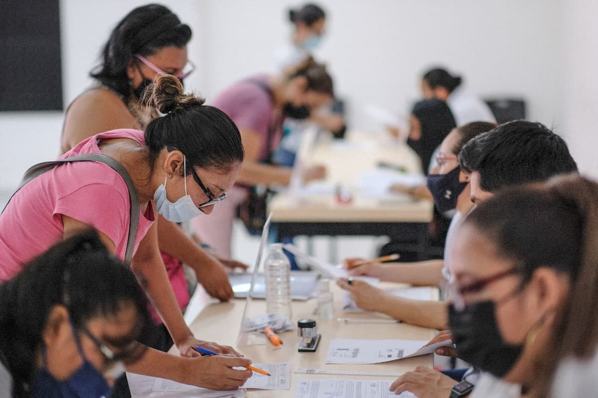 Entrega de formatos para solicitudes de becas municipales de nivel medio superior y superior