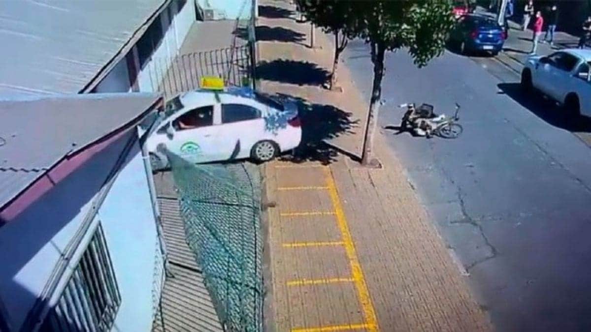 VIDEO: Alumna atropelló a ciclista y chocó una reja de oficina en examen de conducir