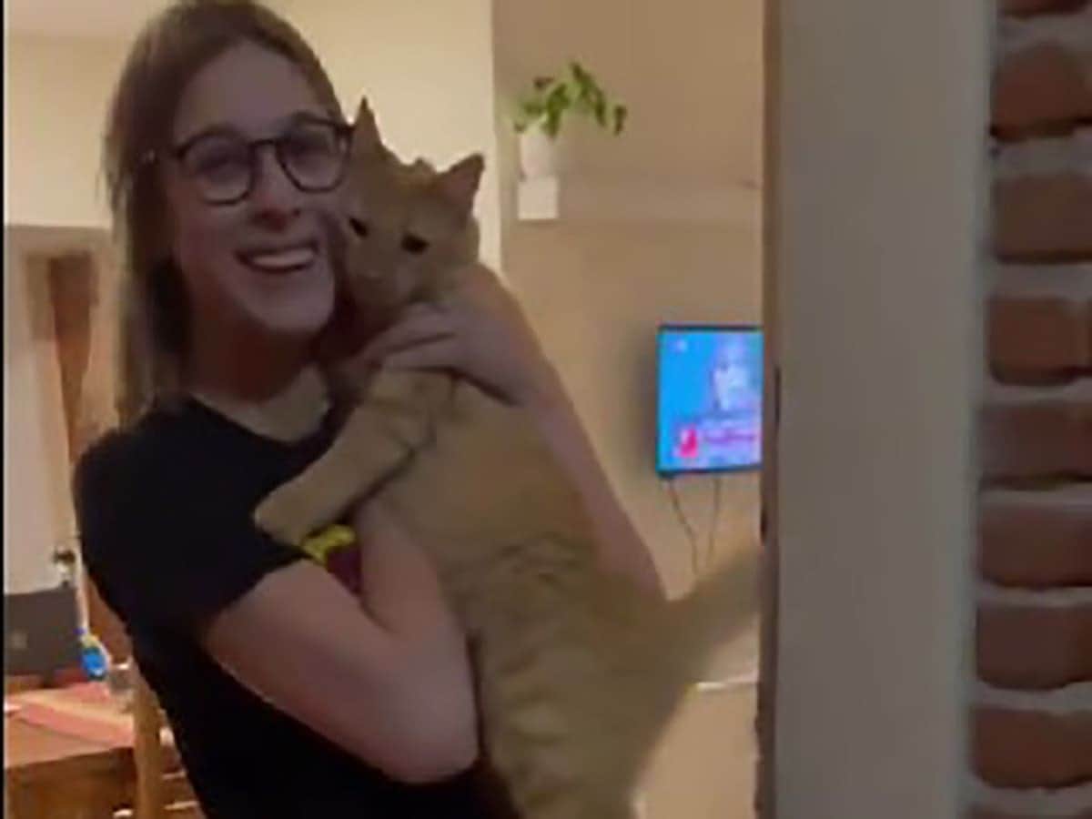 VIDEO: Chica olvida llaves del departamento y gatito le abre la puerta