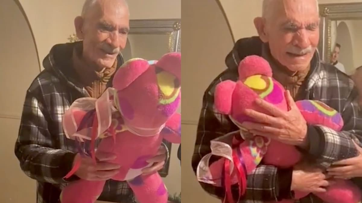 Para que siempre la abrace: Abuelito recibe peluche realizado con manta de su esposa