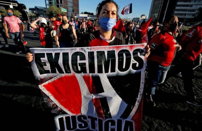 Atlistas realizan manifestación por la paz en estadios en Guadalajara