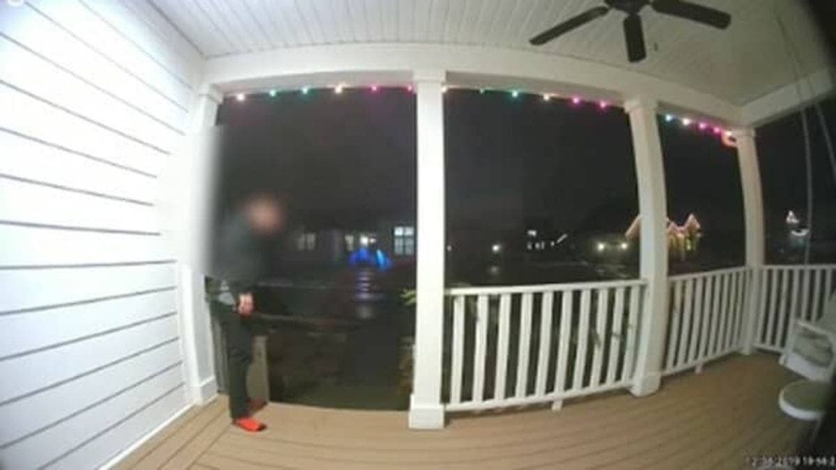 VIDEO: Tiene una cita y antes de hacer el delicioso sale de la casa para tirarse "gases" a gusto