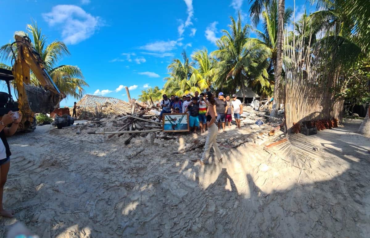 Policías desalojan y destruyen restaurante en Holbox