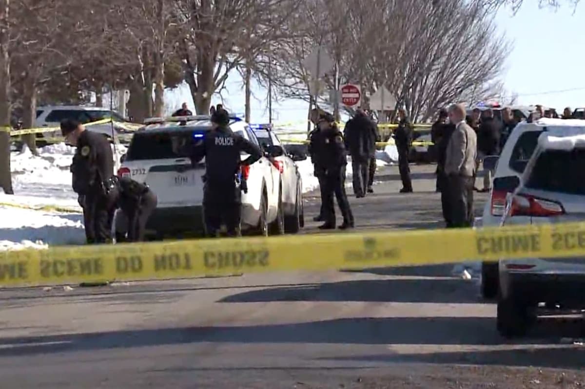 Muere adolescente durante tiroteo afuera de una escuela en Iowa