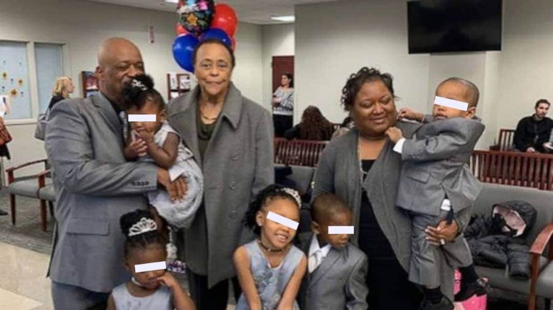 Padre soltero adopta a cinco hermanos para no separarlos