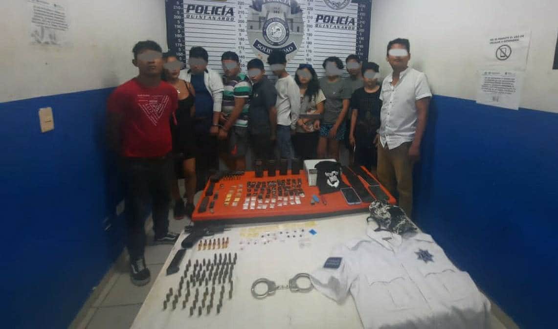 Detienen a banda con camisola policíaca, esposas y armas de fuego en Playa del Carmen