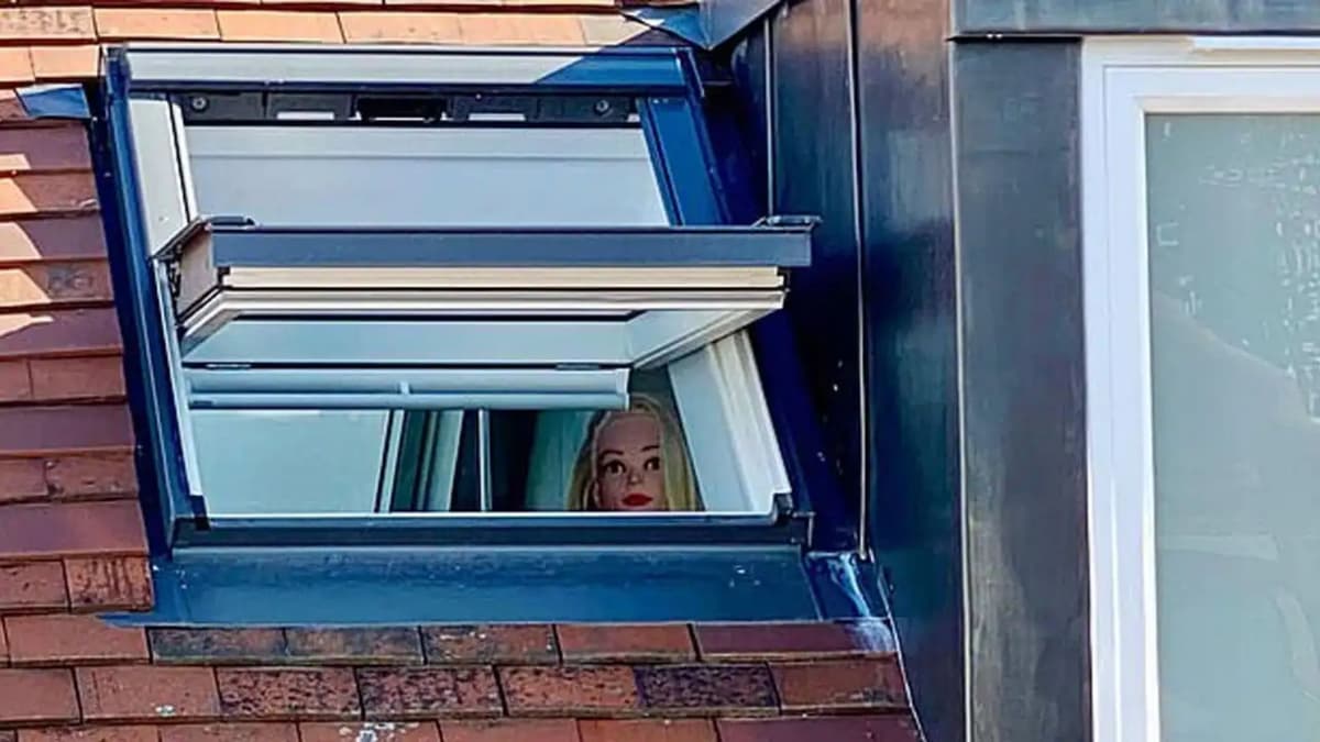 Hombre construye ventana en su casa, los vecinos se quejan y él pone un maniquí que los ve