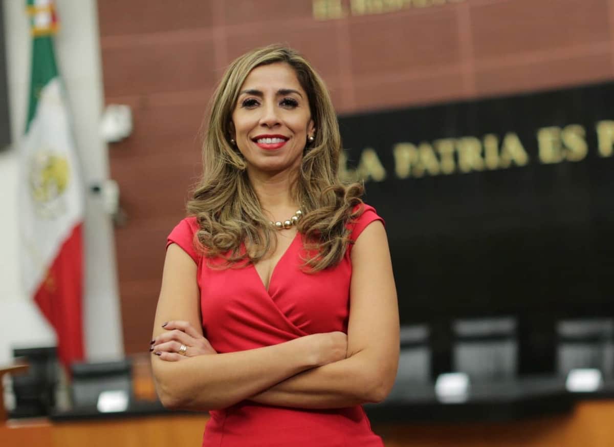 Pide Marybel Villegas licencia a su cargo