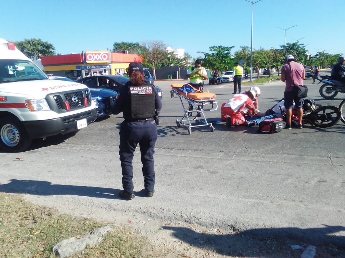 Hospitalizan a motociclista tras ser arrollado por una mujer en Playa del Carmen
