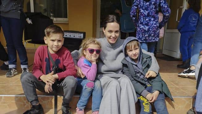 Angelina Jolie visita niños heridos y voluntarios en Ucrania