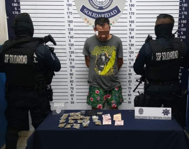 Policía asegura a sujeto con cannabis en la Colosio de Playa del Carmen