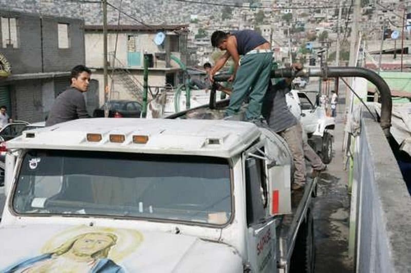 Sicarios le quitan la vida a tres operadores de pipas de agua en el Edomex