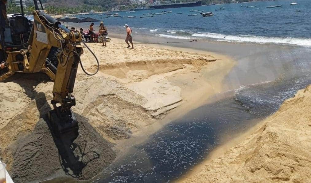 Video: Ayuntamiento de Acapulco provoca descarga de aguas negras en una playa