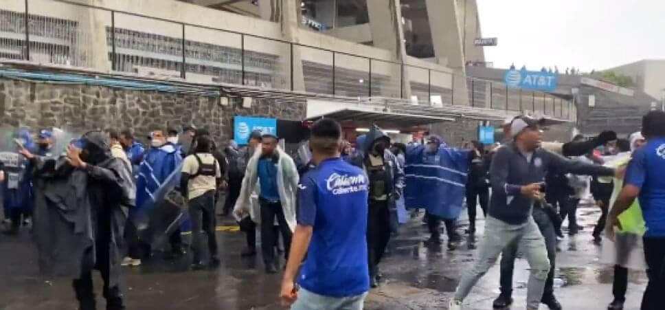 Ni un detenido por riña entre aficionados del Cruz Azul y policías en Estadio Azteca
