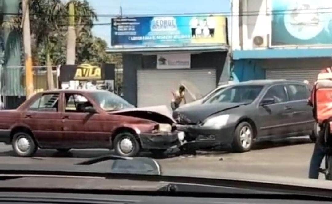 Video: Un auto se incendia, otros dos chocan; es como una película en TikTok