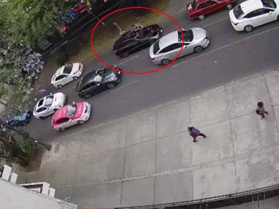 VIDEO: Hombre choca su vehículo para evitar ser asaltado en la CDMX