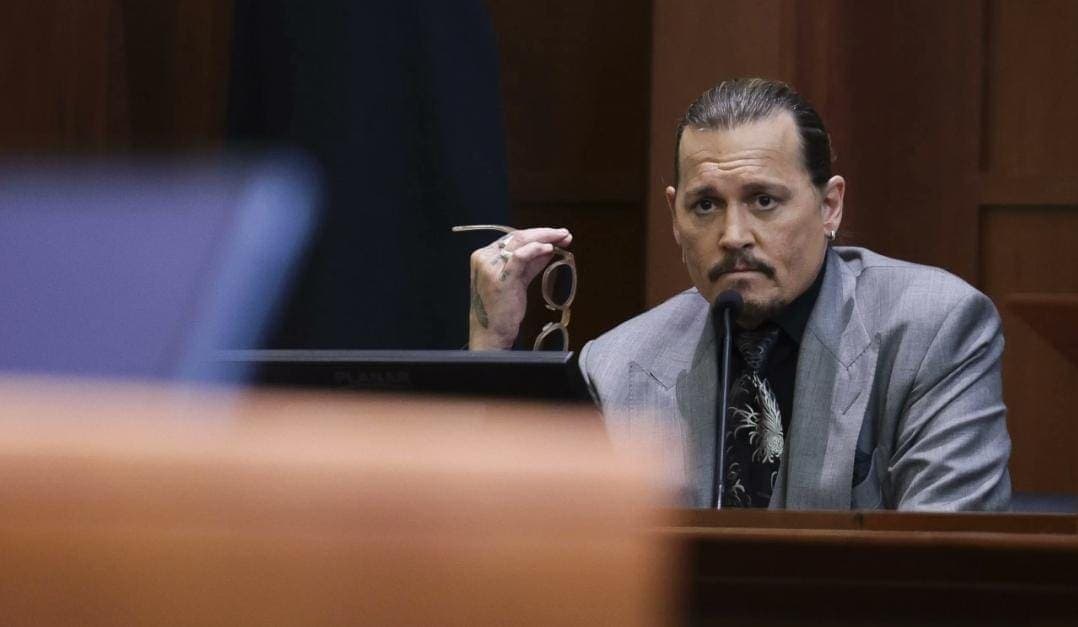 Denuncia Johnny Depp que Amber Heard se hizo del baño en su cama tras separación