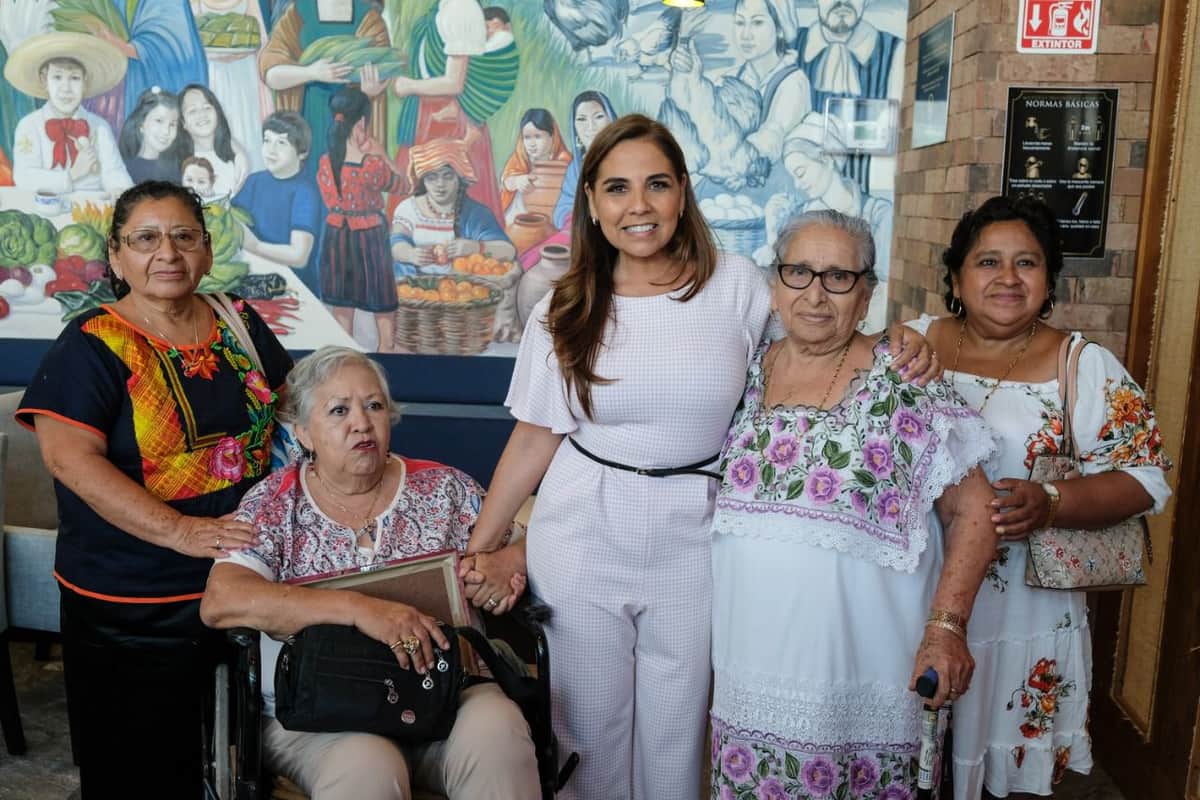 Celebra Mara Lezama aniversario de Cancún