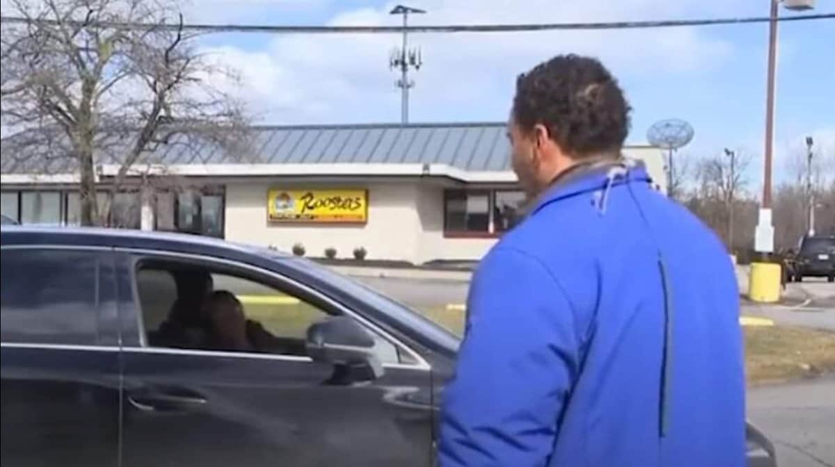 VIDEO: Mamá interrumpe la cobertura de su hijo reportero para saludarlo y se vuelve viral