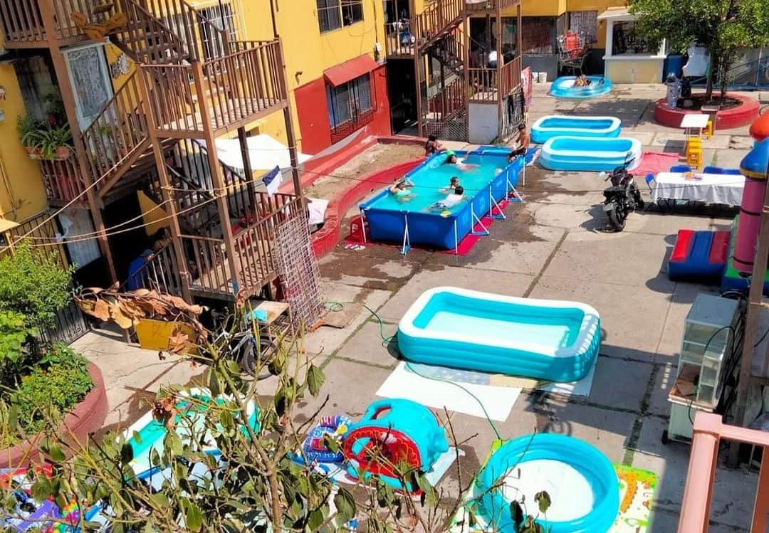 Vecinos de la CDMX arman parque recreativo e instalan piscinas