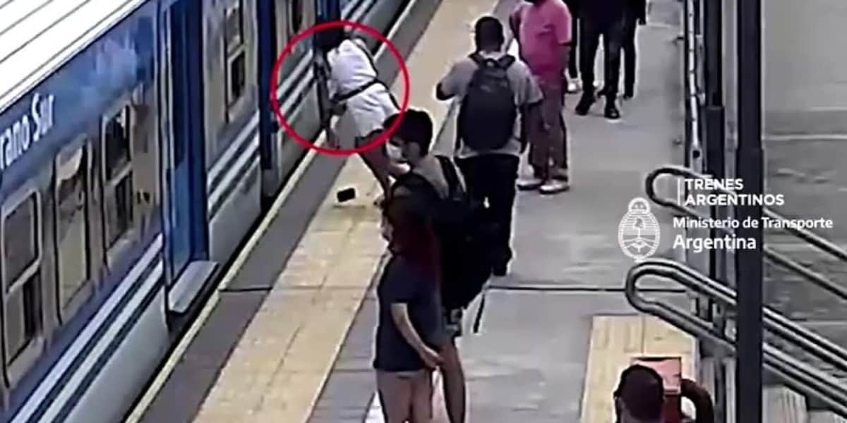 VIDEO: Mujer cae debajo de un tren en movimiento y sobrevive
