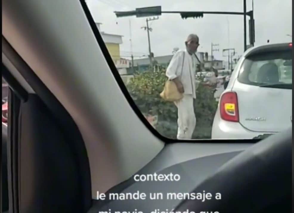Ancianito que pide limosna y sólo acepta monedas de 10 pesos se vuelve viral