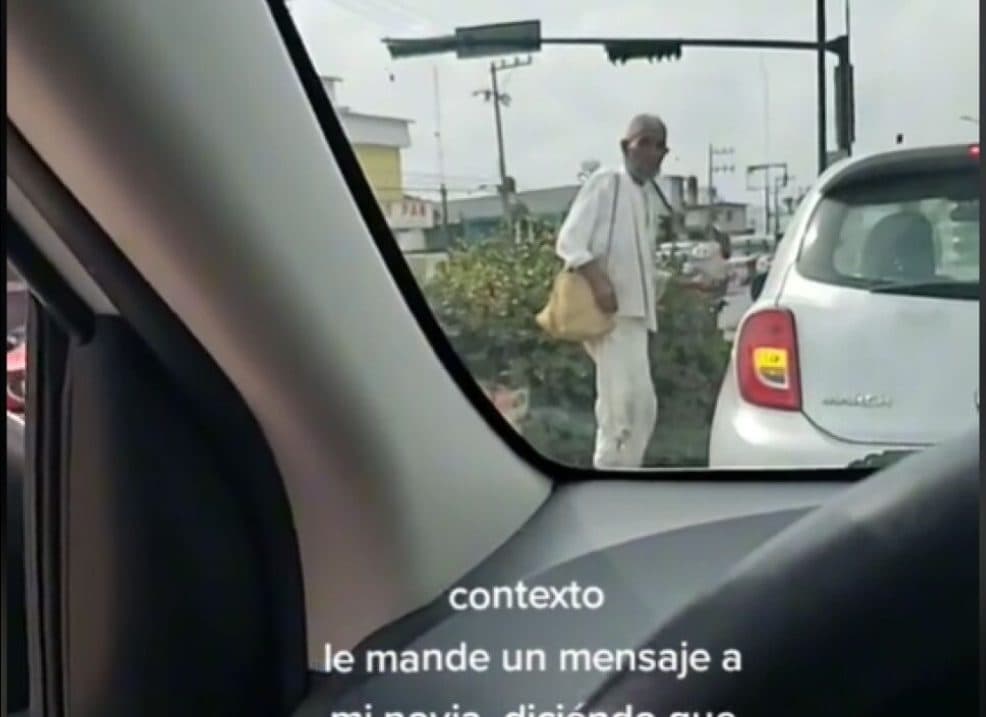 Ancianito que pide limosna y sólo acepta monedas de 10 pesos se vuelve viral