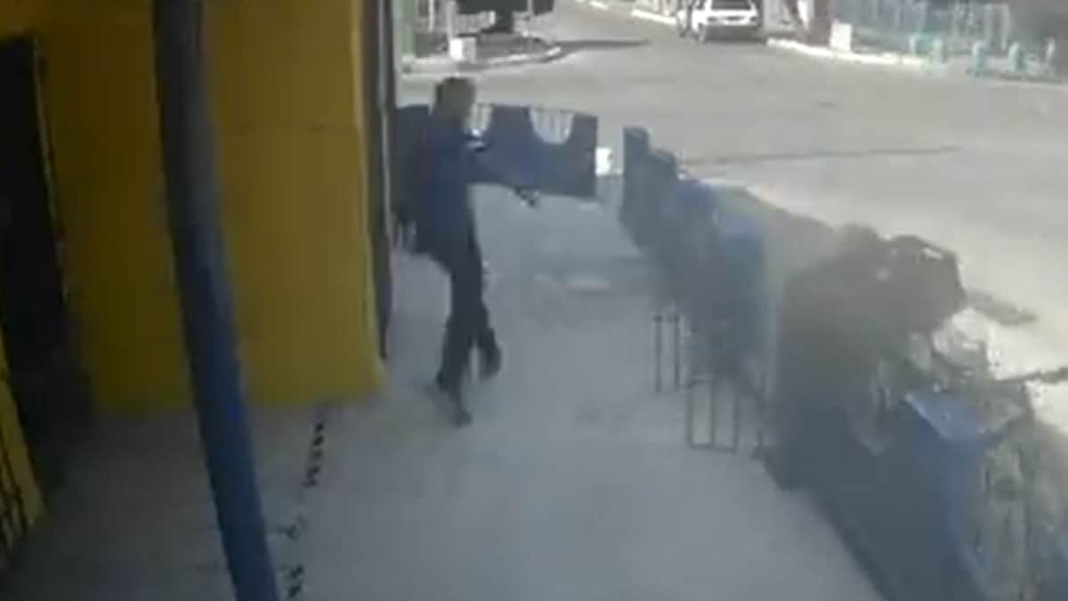 VIDEO: Hombre se salva de ser asaltado porque el ladrón se cayó de la moto