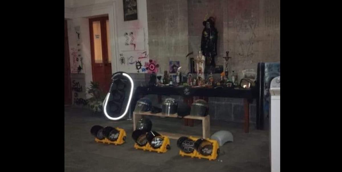 Encuentran altar a la Santa Muerte tras desalojo de feministas en inmueble de la CNDH