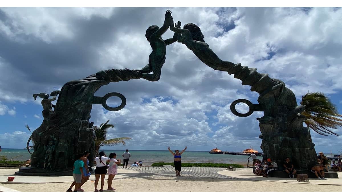 Turistas visitan Playa del Carmen; no les importa el sargazo y juegan con él