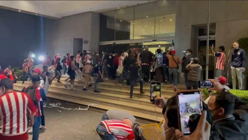 Video: los fanáticos de Chivas rompen la seguridad y atacan a los jugadores