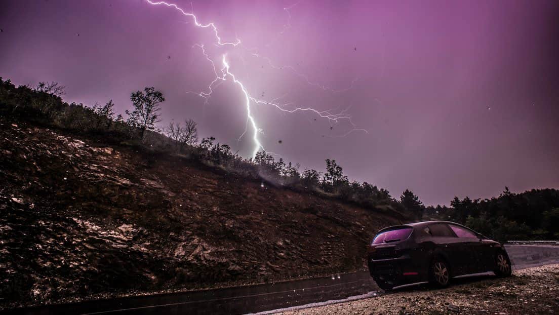 Video: Un cazador de tormentas capta el momento exacto en que un auto es alcanzado por un rayo