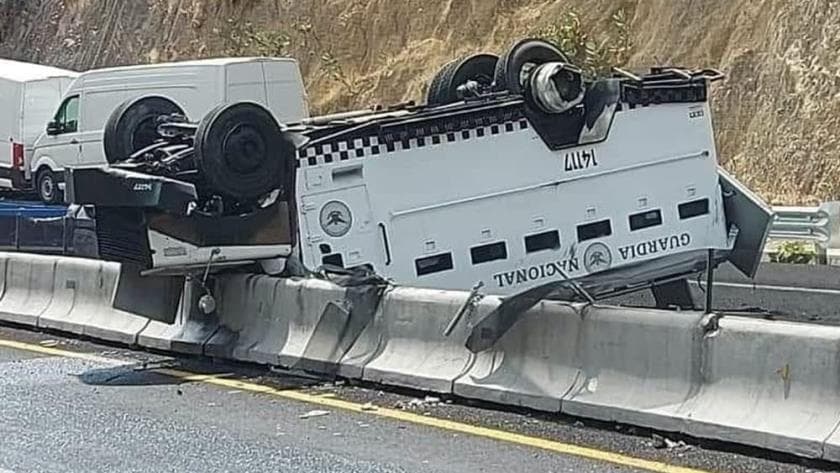 Vuelca vehículo blindado de la GN en carretera México-Guadalajara