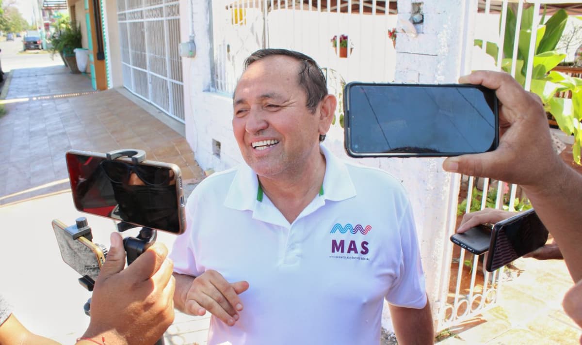 Candidato del MAS al gobierno de Quintana Roo, es abordado por medios de comunicación en Chetumal