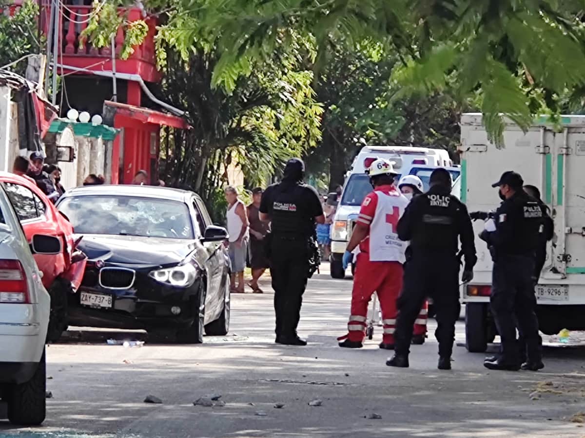 Ejecutan a hombre en carro de lujo en Cancún; mujer queda herida