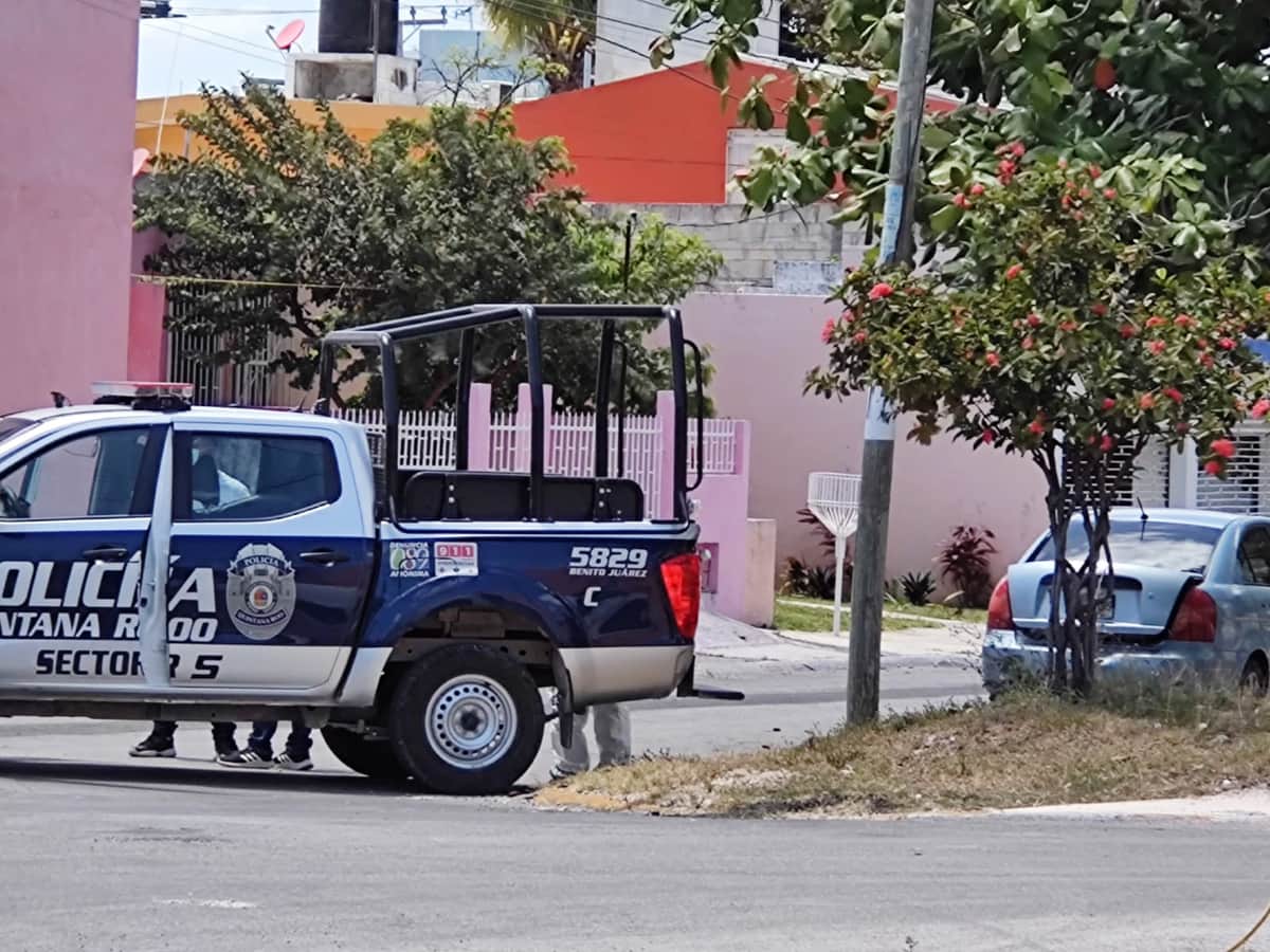Dejan cadáver en la cajuela de un vehículo en Cancún