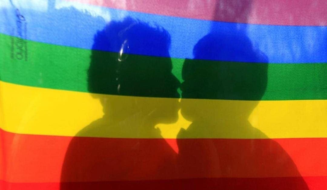 Denuncian caso de homofobia en Cdmx; policías golpearon a pareja por besarse