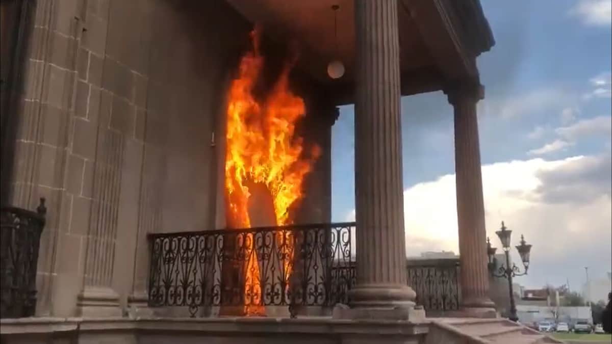 Queman puerta del Palacio de Gobierno de NL en protesta por violencia contra mujeres