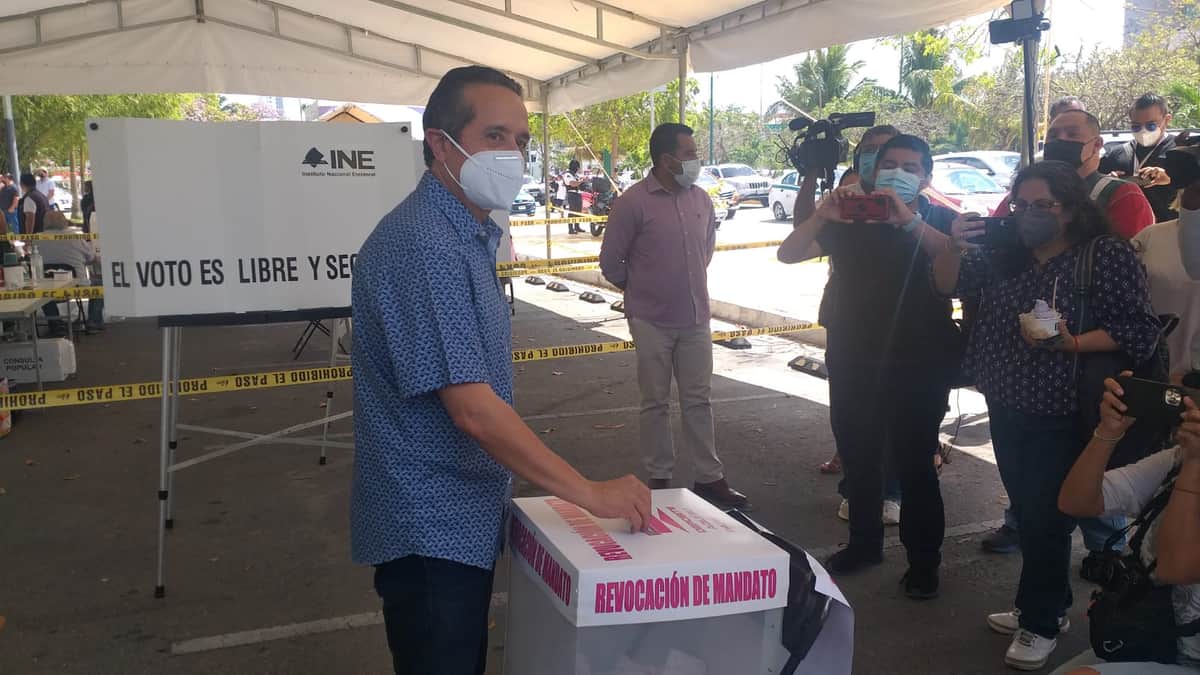 Acude Carlos Joaquín a votar en consulta de revocación de mandato
