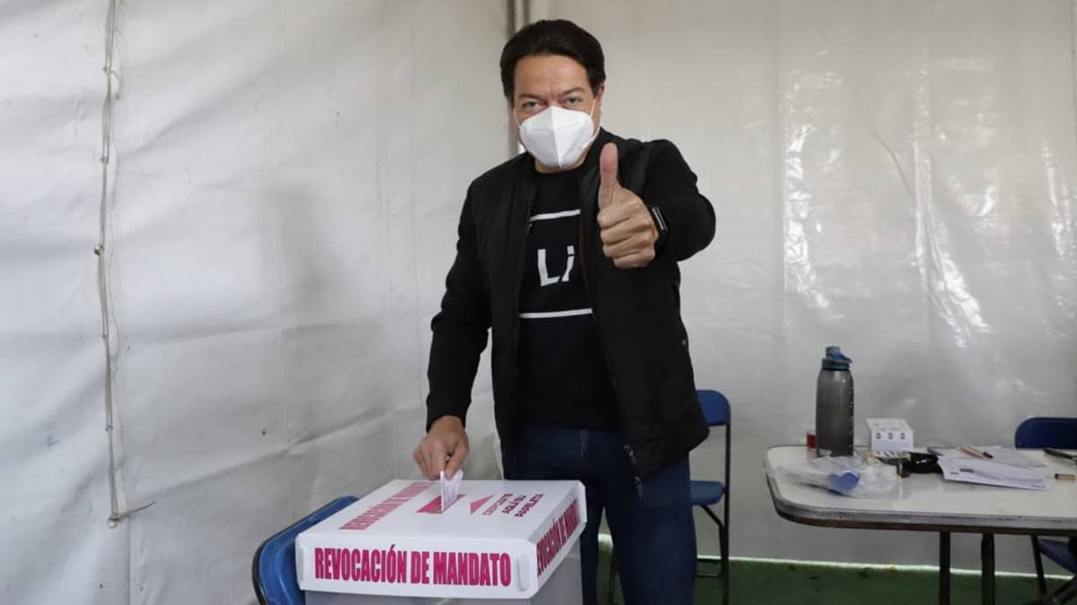 INE denuncia a Mario Delgado: traslada en combis a personas para acudir a la revocación de mandato