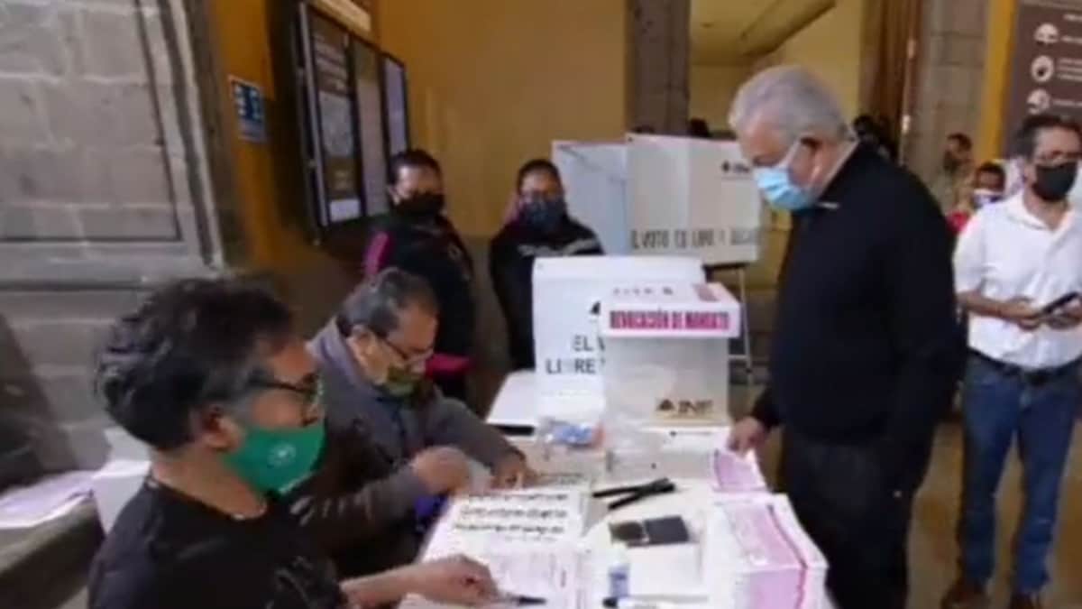 AMLO ejerció su voto en la consulta de revocación de mandato