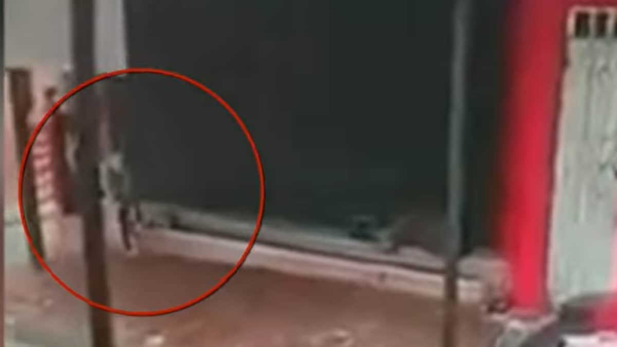 VIDEO: Mujer prende fuego a una persona de la calle que estaba durmiendo y genera indignación