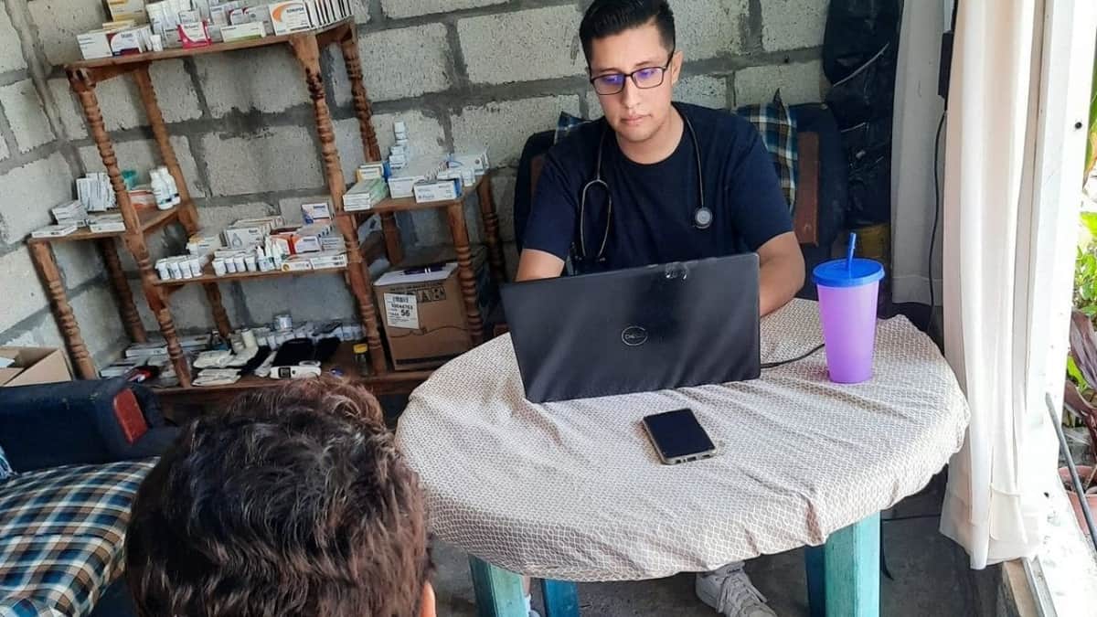 Médico ofrece consultas gratis para cumplir una promesa: 'Prometí que haría campañas de salud en el pueblo'